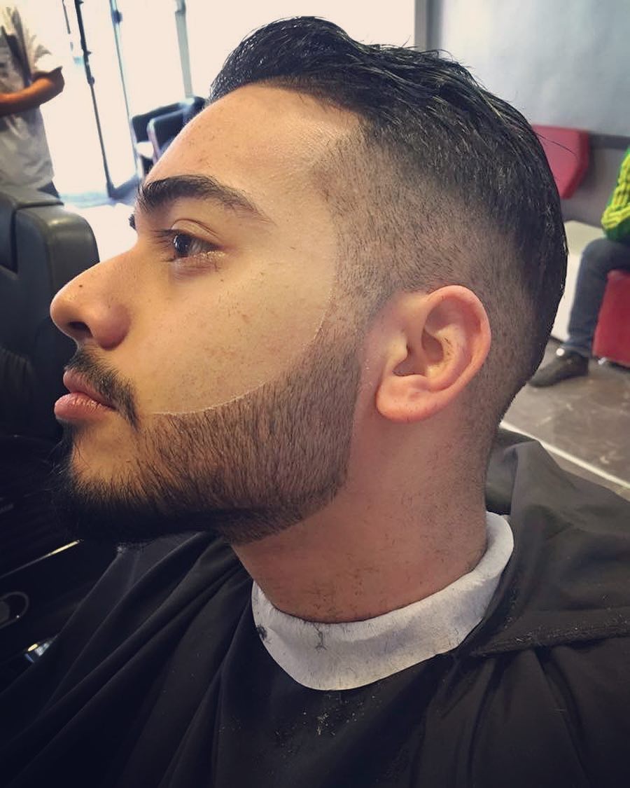 Klant van opzij met een fade en een verzorgde baard