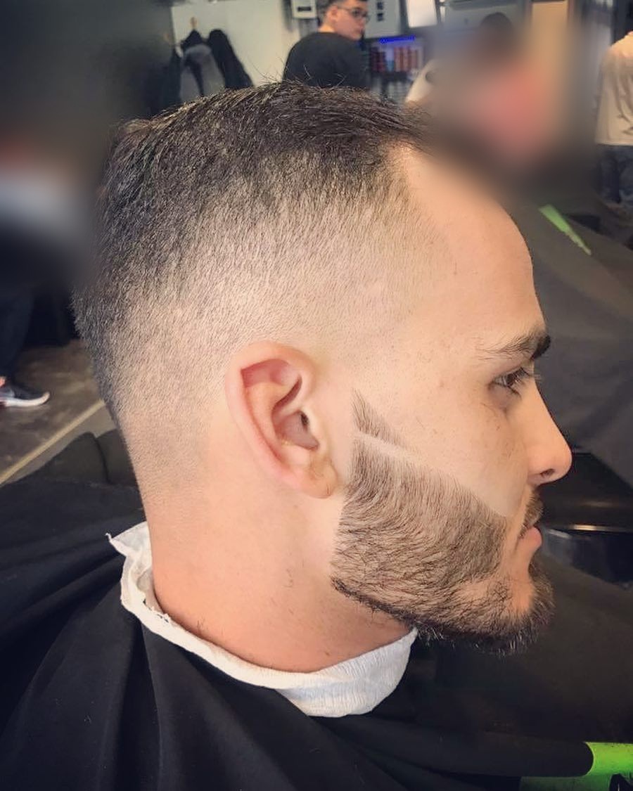 Opgeschoren zijkant met een strak uitgelijnde baard, van opzij