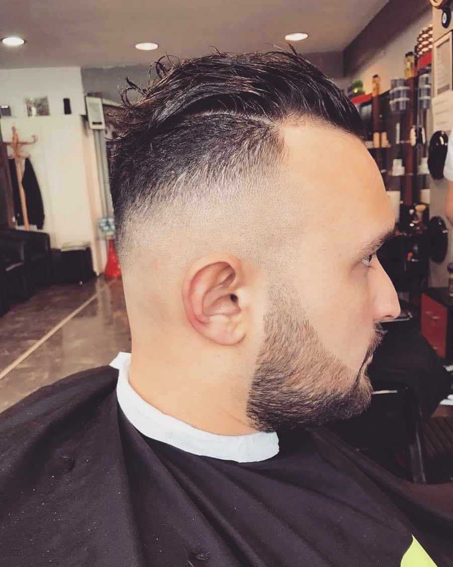 Fade met het haar bovenop wat langer en naar achteren